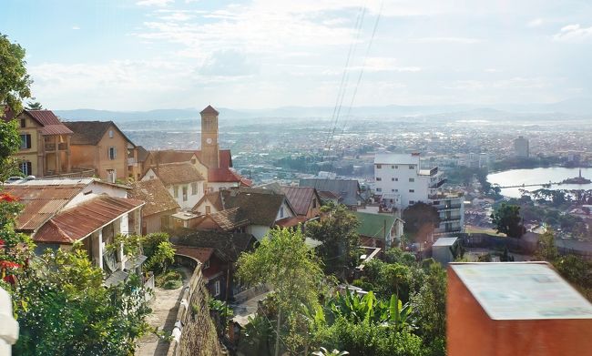 丘の斜面にはず～と家が並んでいます。