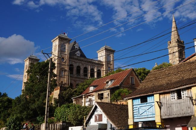 女王宮と付属の尖塔。テラスから見上げるだけで中には入りません。マダガスカルを初めて統一したメリナ女王が建設した宮殿で、現在の建物は１９９５年に再建されたもの。