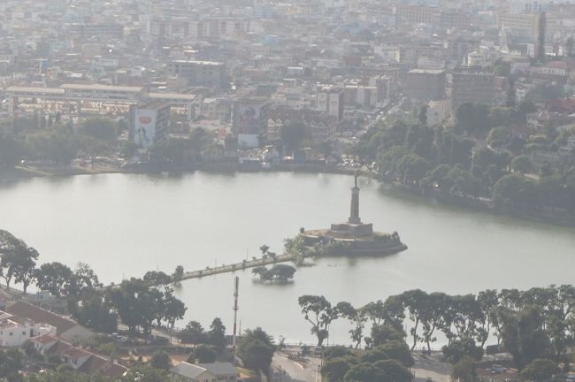 アヌシ湖のズーム。湖の中央にフランスが建てた第１次世界大戦の戦没者慰霊塔があります。