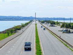 那覇空港から本日借りるトヨタレンタカーへ。
レンタカーの送迎車に乗る人たちが物凄い行列。
という事で、レンタカー借りるまで１時間近くかかってしまいました。
空港から直接レンタカーを借りる人は、注意が必要です。