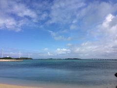 橋を渡った途端に晴れ！
時間があればまた橋まで戻ったんだけど(>_<)

雪塩工場から見た池間大橋です。
晴れると海の色が激変しますね！