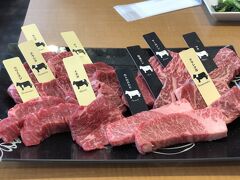 前日　日本に帰国したばかりなので牛肉が食べたい！
焼肉屋さんに入ります。
さしの入った牛肉は海外では食べれません。
肉質も良く最高です。ここが本店かとおもいきや
東京が本店でした(^^;