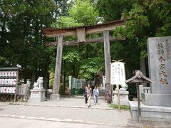 熊野本宮です。天河神社や玉置神社と違い、ここ迄来ると観光バスはあるし、外国の方も居られますね。