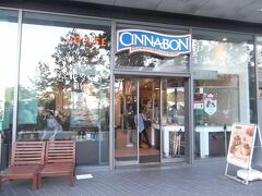 この辺りお洒落なお店が多数．

このCINNABONはシアトルのシナモンロールのお店．

