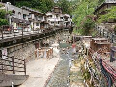 湯の峰温泉、良い感じです。温泉卵製造湯筒が中央にあります。