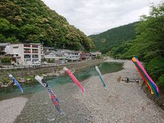 川湯名物の川を掘って作る露天風呂。時期が悪く、足湯のみです。