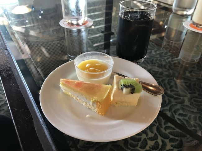 プチなので、種類はあまりないけど<br />じゅうぶん。<br /><br />お味もいいですよね。<br /><br />コーヒーに<br />杏仁豆腐 マンゴーソース<br />ホワイトチョコケーキ<br />パッションフルーツケーキ<br />