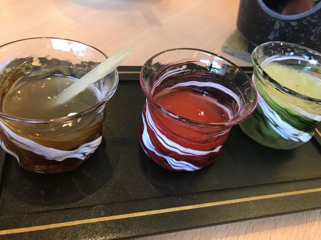 またこのジュースが<br />茶色いのがサトウキビを海洋深層水で割ったの。<br />赤かアセロラ<br />緑がゴーヤ<br /><br />わたし、ゴーヤがすきです。<br />もちろん全部おいしいんだけどね。<br />ゴーヤジュースがこんなにおいしいなんて。