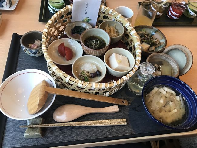 朝ごはんです。<br />この日は和食の佐和でいただきます。<br /><br />和定食と沖縄感満載のちぬぐすい御膳が選べます。<br />もち、せっかくなのでちぬぐすい御膳です。<br />