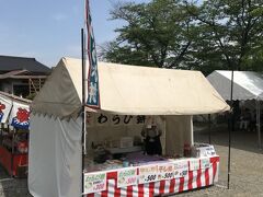 公園入口ではまつりらしく屋台も少しありました