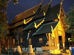 続いて旧市街のほぼ中心部にある寺院、ワット・パンタオ（Wat Phan Tao）へ。

“パンタオ”とは“千の窯”という意味で、内部には“プラパンタオ”（千倍仏）が安置され、願い事をするとそれが十倍、千倍になって叶うと言われているとか。

【amazing THAILAND～ワット・パンタオ】
https://www.thailandtravel.or.jp/what-pan-tao/

このワット・パンタオ、横から見ると、ラオスのルアンパバンでも見たような、三層になっている屋根の造りが見事。

【ラオス紀行（１）　ルアンパバンのワット・シェントーンの本堂】
https://4travel.jp/travelogue/10970598#photo_link_36974545