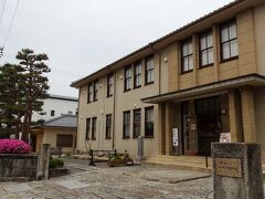 30分ぐらい歩いてようやく古い街並みへたどり着く。
ここまでの道のりですでにかなりの体力消耗。
帰りは絶対バスで駅までっと思った。

この建物は郷土資料館の建物。近江商人の邸宅跡に建てられた
元八幡警察署（ヴォーリズ建築）を、そのまま利用してるんだって。
詳しくは→ https://www.biwako-visitors.jp/spot/detail/997