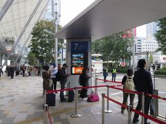 旅の始まりは東京駅から。
今回はLCCのスクート利用で成田、できるだけ安く移動したくてバスをチョイス。

７番のバス停から乗車します。
予約者は奥の列に並び、予約なしは手前の列に並ぶようです。
慎重派の私は乗り遅れが怖いので予約しましたが、この日は平日の朝ということもあって予約なしの方も普通に乗れていました。