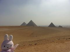 わぁお＼(◎o◎)／！
すごい風景！

と、ここで「３つあるピラミッドを４つに増やす方法があります(^_^)」とガイドのヒゲさんからの説明がありました。
何をするのかなぁと思っていたら(・～・)？？？