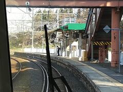 カーブの峰吉川駅　電車でＧＯでも印象的な駅です。
写っているレールは、三線軌条ではなく横に置いてあるやつ。