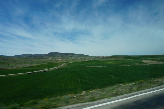 IVECOみたいな清潔なバンが9：30にホテルまで迎えに来てくれます。<br />今回のツアーはウズベキスタン、タイ、シンガポールから来た、女の子たちと<br />ペルー人のカップル。<br />トルコ人のカップルと我々。<br />あ、あとで問題になる中国人のLGBDカップルもいました。<br />終始和やかな雰囲気でとても楽しいツアーになりました。