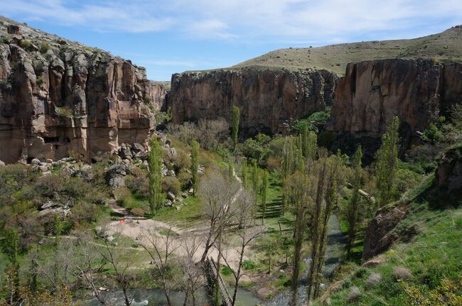 まさに、渓谷。<br />この高さから歩いて階段を降ります。<br /><br />＜事件発生①＞<br />中国人カップルが階段を降りないと言い出す。<br />疲れるのでこの辺りにあるカラオケを探すとノタマワル。<br />一同、しーん…　カラオケなんかあるかいや！