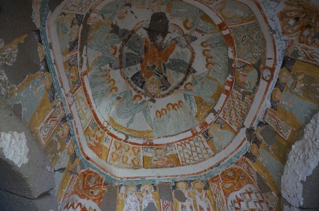 きのうの　ギョレメ野外博物館はどれも撮影禁止だったが<br />ここはどこも撮影OK。<br />洞窟壁画が美しい彩色で残っている。<br />これも初期キリスト教徒が洞窟教会として描いたもの。<br />