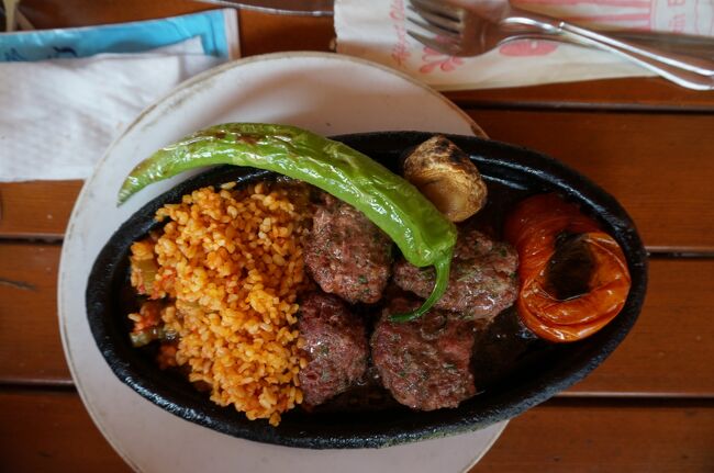 ツアーに含まれるランチ。<br />わたしはキョフテを選択。<br />これにスープとサラダとパンがついてきた。<br />もちろん高いクオリティではないけど、みんなで食べるので美味しかった。<br /><br />＜事件発生②＞<br />中国人カップルの一人が中華しか食べれないと言い出す。<br />カップヌードルはないのか、店員に言い寄る。