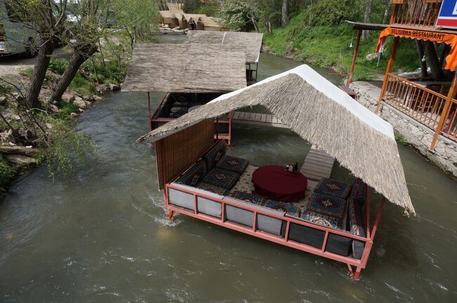 最終地点でランチタイム。<br />川床席が良かったけど、人数が多かったせいか、普通のテーブルに。<br />それでも、外席は気持ちよい。