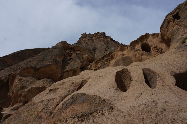 到着したのは、セリム僧院（Selime Monastery）。<br />小山に洞穴を開けて、その中に墓やら、祭壇、キッチンを作って、<br />たくさんの僧侶が住んでたんだって。