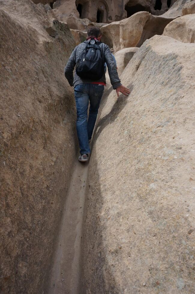 えっちら、おっちら、大半はこの細い道。<br />ツアーガイドの話では（いたんです。が、全然やる気なかったなー）、ヒッタイト族の侵入を防ぐためにこんな感じの通路にしたんだそうですがな。