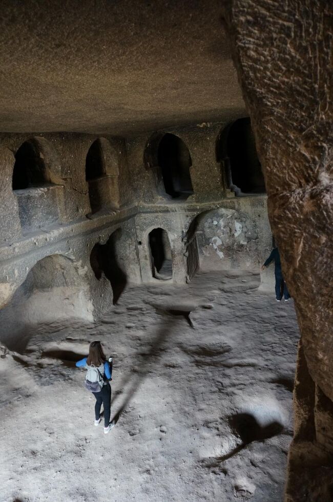 祭壇と思われる部屋。<br />横に階段があるので、登って撮影。<br /><br />暗いし、どこに通路があるのかわからないし、迷路みたい。