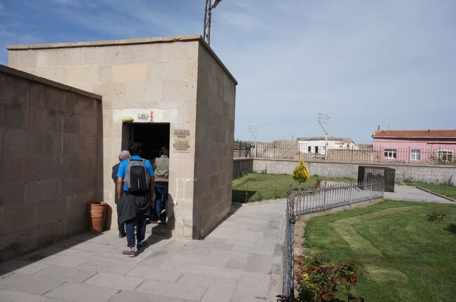 入口、ちっさい。こんだけ。<br /><br />右側のボックスは空気口。