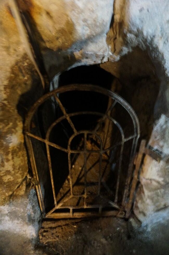 更なる、この穴。<br />なんと、9km続いているんだと！！（貯蔵用かまだ用途は判明してないみたい）<br />高さおよそ60cmくらいだろうか。<br /><br />怖くて無理！ぶるぶるぶる