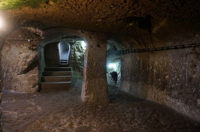 これが地下都市の底辺。<br />中はかなり広いけど、天井が低い分、重圧を感じる。<br />この中に数千人が住んでたんですよ！数千人！<br />侵入者を恐れて。<br /><br />今でさえ、明かりがついてますが、これを蝋燭だけで<br />数ヶ月にわたって暮らすなんて、並みの精神力では無理です。