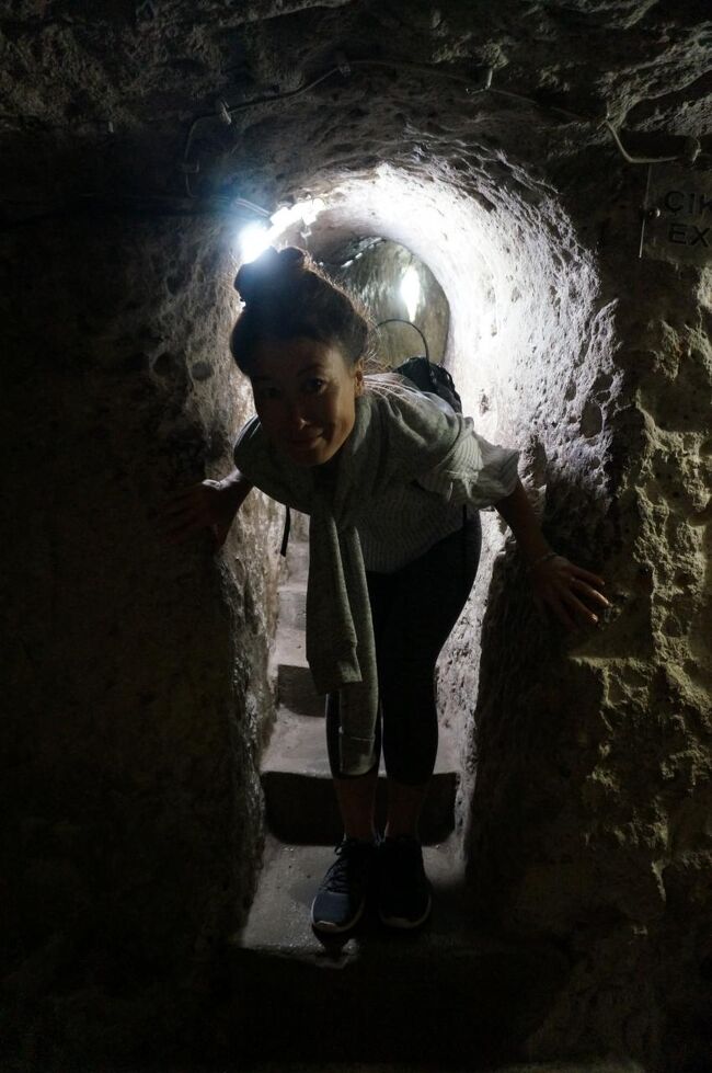 この辺になると、笑顔がひきつってきます。<br /><br />地下60ｍですよ。<br />トンネルの高さは90ｃｍくらいしかない。<br />トルコの旅は閉所恐怖症も高所恐怖症にもあまり合いませんな。