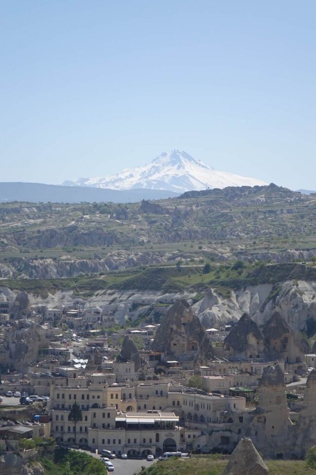 グリーンツアーはとても良かった。<br />カッパドキアから少し遠出して、高い休火山や放牧風景も道中で楽しめる。<br /><br />他聞に漏れず、最後は鳩の谷の向かいのお土産屋に連れて行かれたが、<br />（伊勢の真珠センター、那覇の珊瑚センターと同じ）<br />まさか、自分が購入するとは！<br />色が温度で変わるトルコのアナトリアン地方（ココ！）でしか採れないという石、<br />ズルタイトを買っちまった、いや、もとい、買ってもらっちまった。。。<br /><br />人工みたいだけど、気に入ったものを記念に購入できたので、良かったのでしょうか。<br />ちょっと複雑アル。