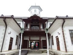 白雲館の建物。明治10年(1877)に建設された学校建築物。
和洋折衷なデザインがそれなりに調和しているのが面白い。
1階には観光案内所もありました。