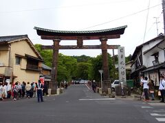 白雲館の真ん前にあるのは日牟禮(ひむれ)八幡宮の大きな鳥居。
この辺は観光客が一番多かった。