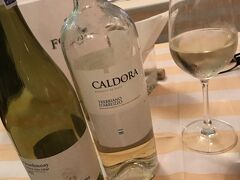 ワインは白に。２本目突入。しかしこれが誤算、結構いいお値段になってしまいました。本日は３人で8000TBH