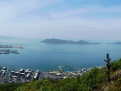 獅子ノ霊厳から備讃瀬戸（西方）を望む（パノラマ画像）。手前は高松市。