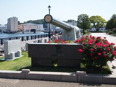 横須賀港添いに続くヴェルニー公園を歩いて、ドブ板通りを目指します。