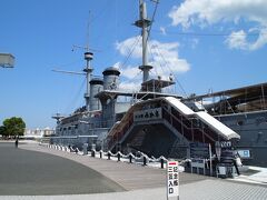 記念艦三笠です。日露戦争で活躍した戦艦三笠の実物が保存展示されています。海に浮いている訳ではなく、地上に固定されています。