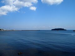 三笠公園から東京湾を見渡せます。右側が無人島の猿島。左手遠方に、房総半島の工場地帯が薄っすら見えています。