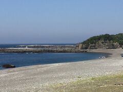和歌山県の夕陽100選に選ばれている志原海岸は1500万年以上前に浅い海に堆積した地層で、波によって作られた洞窟（海食洞）や平らな磯（波食棚）を見ることができる。志原の千畳敷と呼ばれるところもすぐ近く。
