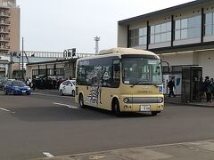 快活CLUB名取店最寄りの館腰、7:19乗車。
7:52白石到着では、学生の大量下車でなかなか思うようには改札まで進めません。7:58のバスに間に合うか恐々でしたが、なんとか時間前にバス停到着。

しかし、最初に来たバスは１本前のが遅れて来た物。

先に居た人が、キツネ村へ行くのかを訊き「違いますこの次です」とのやりとり。

一見、どの辺に行くバスか見当も付かないからです。

バスが白ナンバーなのは、自家用自動車による有償運送言う物らしいです。