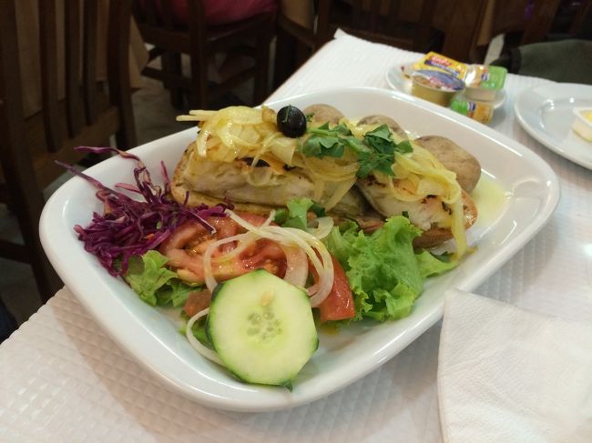 夕食はホテルの近くで。ポルトガルは海洋国らしく魚料理も気軽に食べられます。