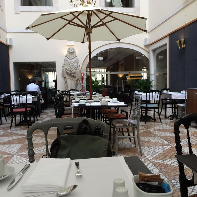 朝食は中庭で。