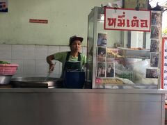 スラサック駅近くの屋台食堂