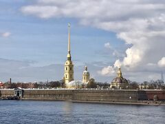 寄り道を終了したら・・・晴れてきた！！！やったあ！

ペトロパブロフスク要塞へ向かうべく、トロイツキー橋を渡ります。
大聖堂の屋根がキラキラ光ってます。
