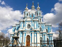 暑かったのと、かなり歩いたので疲れました。
一度ホテルへ戻って休憩しつつ、次にどこに行こうか考え・・・
ちょっと遠いし、行くのが難しそうだけれど、できれば行ってみたい！と思っていたスモーリヌイ聖堂へ行くことにしました。

実は試しに立ちあげてみたUberのアプリを見たら意外と車が近くにいたので、チャレンジしてみることにしたのです。
おかげでストレスフリー。バスを乗り継ぐのが難しそうなんだもん。

スモーリヌイ聖堂はパステルカラーの可愛い外観でした！
来てよかったー！大満足。

外観の工事はすっかり終わっていますが、内部は絶賛工事中。埃っぽいです。