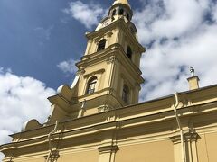 おなかがすいたので、ペドロパブロフスク要塞の手前にあるバーガーキングへ。
タッチパネルで注文できて便利ー。

満腹になり満を持して要塞へ乗り込みます。
入口でチケットを購入。大聖堂のみのチケットにしました。

ペドロパブロフスク大聖堂。ここも混雑。