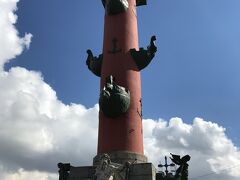 お天気もいいので、ぐるーっとまわってホテルへ戻ります。
天気がいいせいか、川沿いは大賑わい。
暑いー。