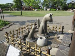 駅に向かう途中の公園にある足湯には狐もいました。