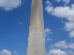ひたすら歩いて約15分で「ワシントン記念塔」に到着。
近くで見ると、とっても高い塔です！
石の建築物としては、世界一の高さだそうです。
上にエレベーターで上ることができますが、整理券が必要なので断念・・・。